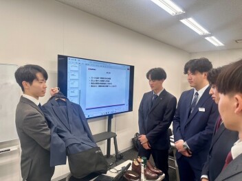 ★先輩社員によるスーツの着こなし講座を実施しました★