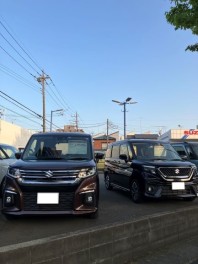 お出かけに最適なコンパクトカーいかがでしょうか☆