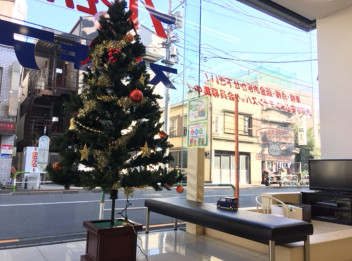 店内にクリスマスツリーが