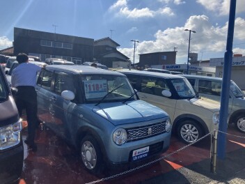 店舗周りも中古車もきれいにしてます！！
