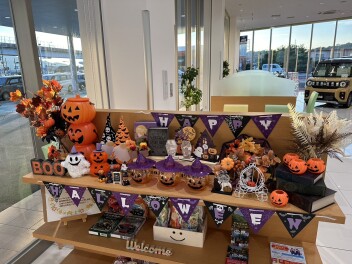 秋のショールーム飾りつけ(*^▽^*)