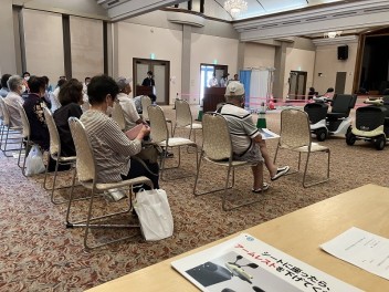 栖本町福祉会館にてセニアカー安全運転講習会が開催されました。
