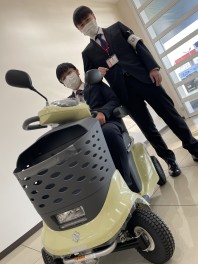 セニアカー with 新入社員。