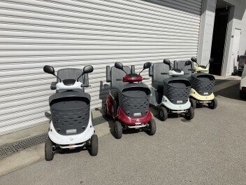 セニアカー試乗者全色そろっています！！