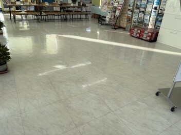 火曜日は、定休日を利用して床清掃でした♪♪