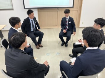 インターンシップで座談会を行いました！