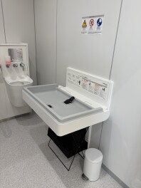 おむつ交換台設置しました！