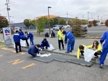 みんなで草むしり＆ゴミ拾いしました