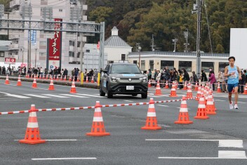 “高知龍馬マラソン2026” スズキEV「eビターラ」で先導！
