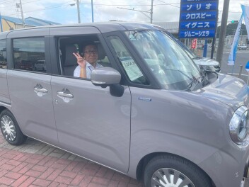 可愛い色のワゴンRスマイルとともに