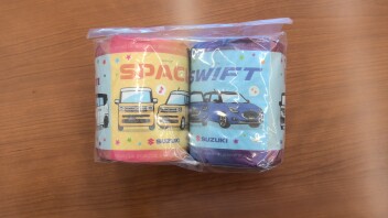 可愛らしい来場者プレゼントをお渡し中