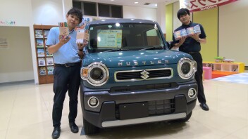 新しい制服で営業しています！！