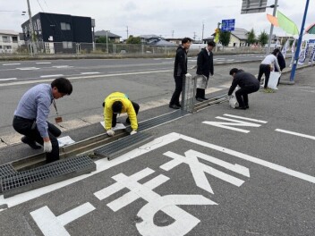 店舗まわりの清掃＆草むしりを行いました